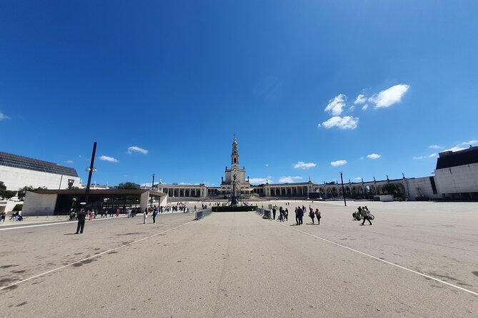 From Lisboa: Fátima, Nazaré, Óbidos & Batalha Small-Group Tour - Stop 6: Farol de Nazaré lighthouse views (what to expect)