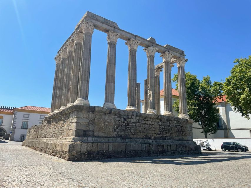 From Lisbon: Évora, Chapel of Bones, & Roman Temple Tour - Praça do Giraldo lunch break: the built-in reset that makes the day better