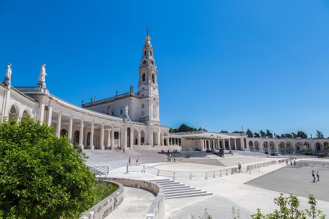 From Lisbon: Fatima Batalha Nazare & Obidos Small Group Day Trip - Batalha Monastery: A Short Ticketed Stop With Big Medieval Meaning