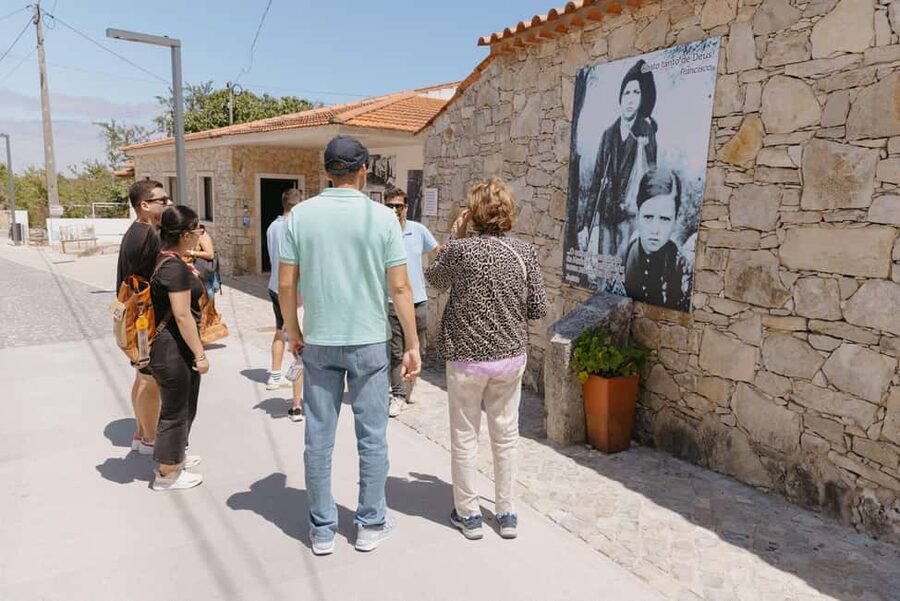 From Lisbon: Fátima HD and the Three Little Shepherds' House - Transport, Group Size, and What the Day Feels Like
