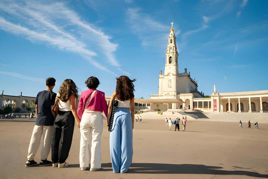 From Lisbon: Fatima, Nazaré, and Obidos Small Group Tour - Fátima, Nazaré, and Óbidos in one long (but not exhausting) van day