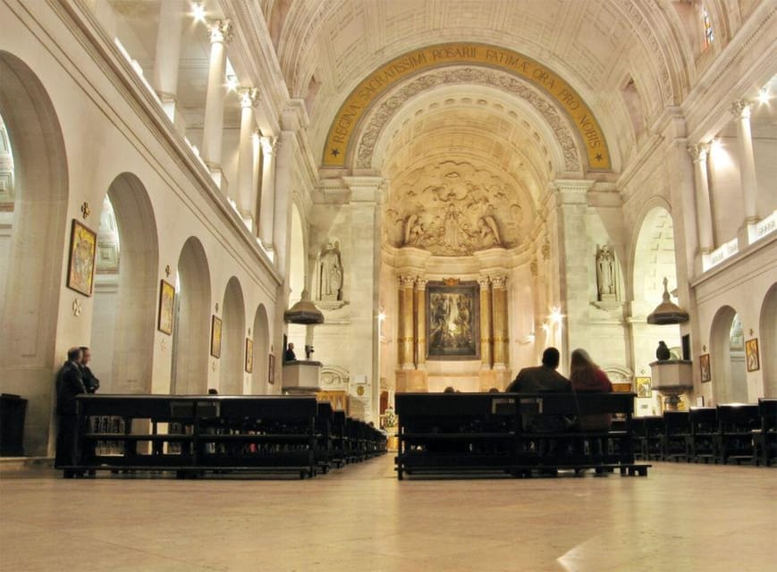 From Lisbon: Fátima, Nazaré, Batalha, and Óbidos Guided Tour - Weather and comfort: Dress like the sea will try you