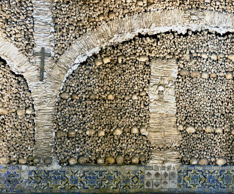 From Lisbon: Private Customized Small-Group Tour to Evora - Entering the old center: Giraldo Square and the Cathedral of Évora