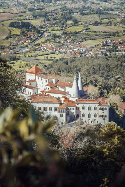 From Lisbon: Sintra Half-Day Tour with Pena Palace Tickets - Your first tastes of Sintra: Fonte da Sabuga and the quick scenic stops