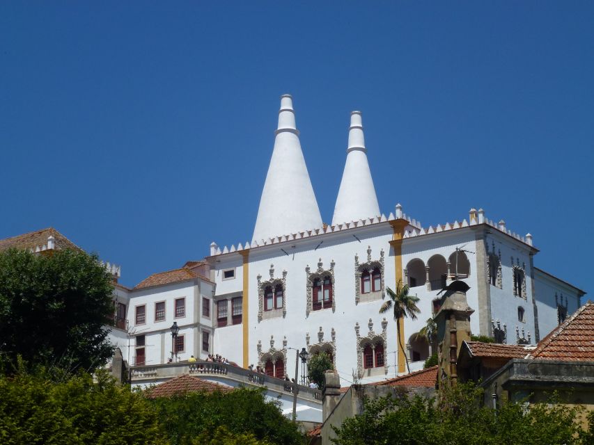 From Lisbon: Sintra Pena Palace Cascais 8-People Group Tour - The guides and the English narration that makes it work