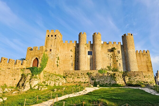 From Lisbon : Tour Óbidos & Nazaré - Medieval Villa and Giant Waves - Castelo de Óbidos: Walled Views and a Queen-Themed Backstory