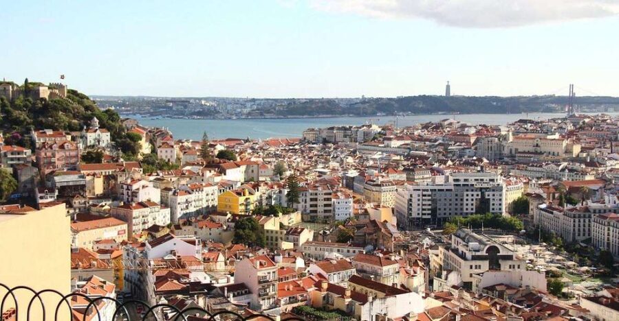 Full city of Lisbon on board of a private car - Cristo Rei visit (about 1.5 hours): the big finishing viewpoint