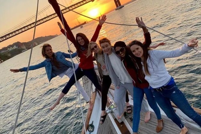 Hen Party in Lisbon on a vintage Sailboat - Your 2-hour Tagus cruise: what you’ll see from the water