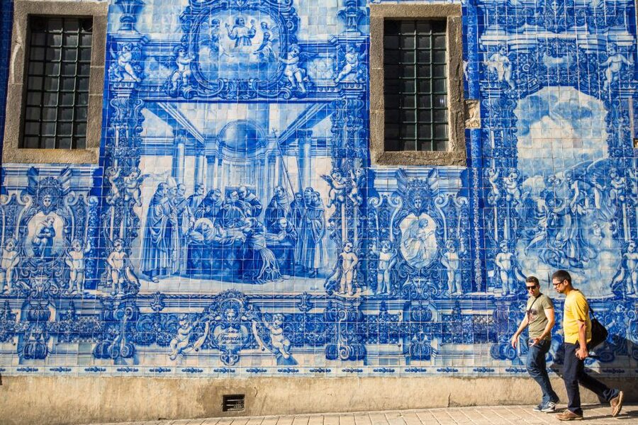 Highlights & Secrets of Lisbon Private Walking Tour - Largo do Carmo: the square where the tour’s energy tightens
