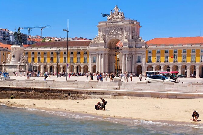 Historical Walking Tour of Lisbon - Largo do Carmo and Convento do Carmo: a ruin that survived