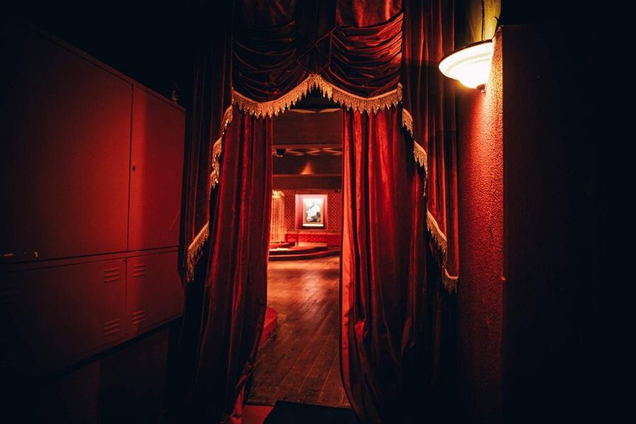 Lisboa - A Morte do Corvo, new immersive theatre, not spoken - Your “itinerary”: following actors through 2 floors and 25+ rooms