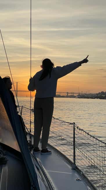 Lisboa:Sunset Sailing Tour at Tagus River with welcome drink - From Alcântara to Terreiro do Paço: the sail rhythm