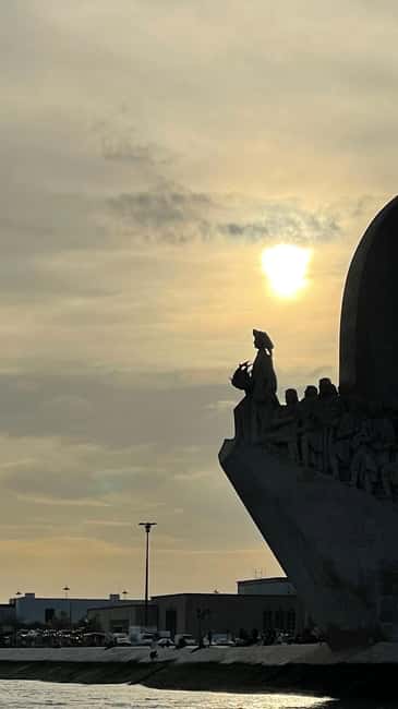 Lisboa:Sunset Sailing Tour at Tagus River with welcome drink - Commerce Square and the riverfront feel