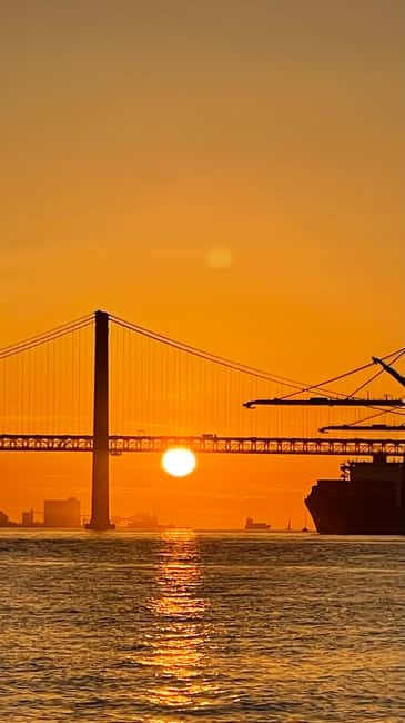 Lisboa:Sunset Sailing Tour at Tagus River with welcome drink - On board comfort: blankets, snacks, and the welcome drink