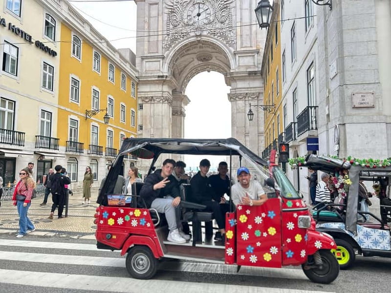 Lisboa: Tuk Tuk ride in Alfama & pick-up you at the hotel. - Photo stops that actually help you frame Lisbon
