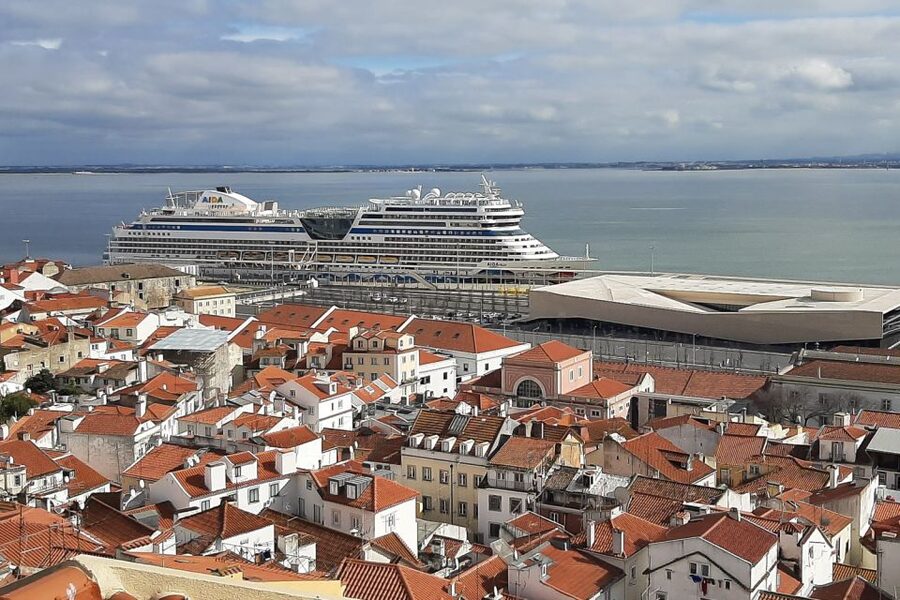 Lisbon: 1,5 Hours Historical Tuk Tour for Two Persons. - The tuk tuk glide: reaching viewpoints and lanes bigger vehicles avoid