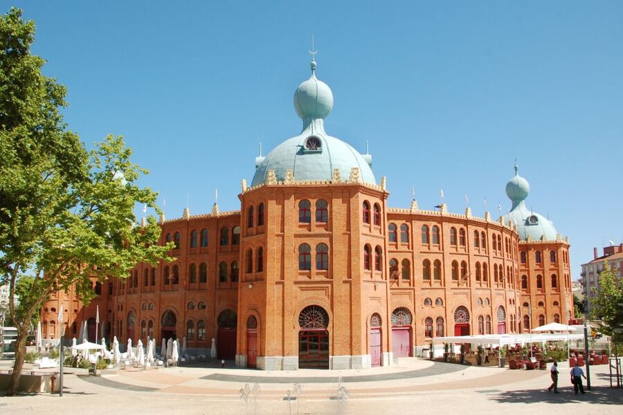 Lisbon: 1-or 2-Day Hop-On Hop-Off Bus Tour - Using the included audio and tram access like a local
