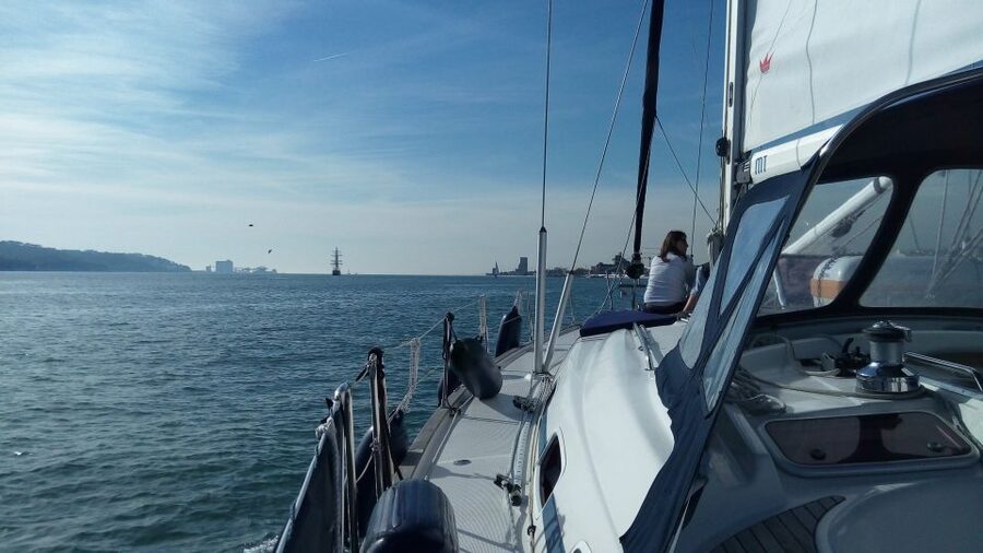 Lisbon: 2-Hour Sailing Yacht Cruise & Guided Tour w/2 drinks - Why this 2-hour Tagus cruise is a great first-choice Lisbon view