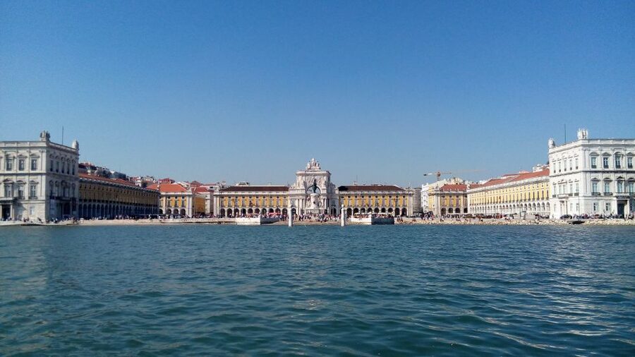 Lisbon: 2-Hour Sailing Yacht Cruise & Guided Tour w/2 drinks - Departing: the Monument to the Discoveries sets the theme