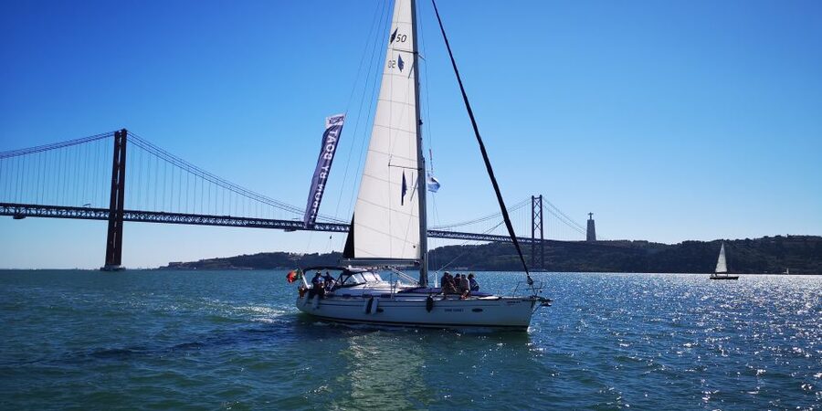 Lisbon: 2-Hour Sailing Yacht Cruise & Guided Tour w/2 drinks - Terreiro do Paço and Praça do Comércio from the right angle