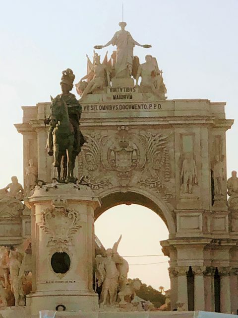 Lisbon:2-hour sightseeing TukTuk Tour with free Pickup - Guide quality: the real deciding factor