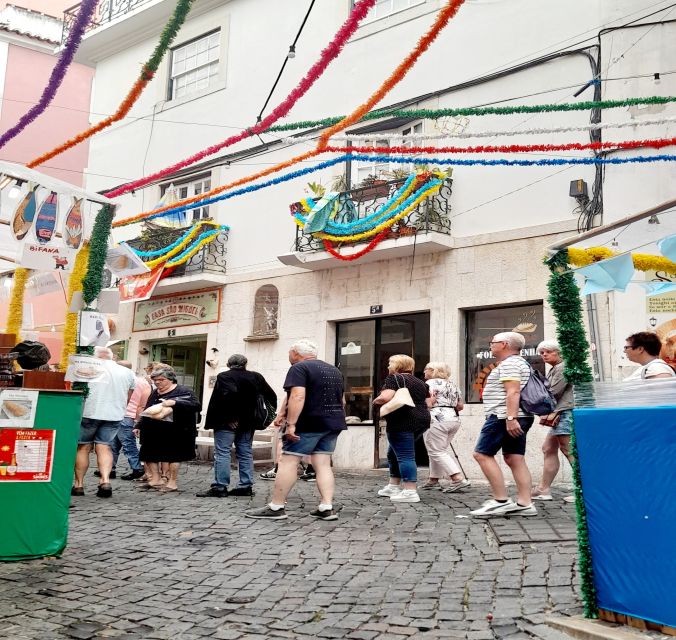 Lisbon: 2 hours Private City Highlights Tuk-Tuk Tour for two - Praça do Comércio and Sé Cathedral: a strong postcard opener