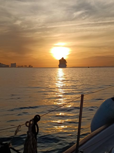 Lisbon: 2H Sunset Boat Cruise Tour with Drinks - Passing under the 25th of April Bridge and the Belem-area trio