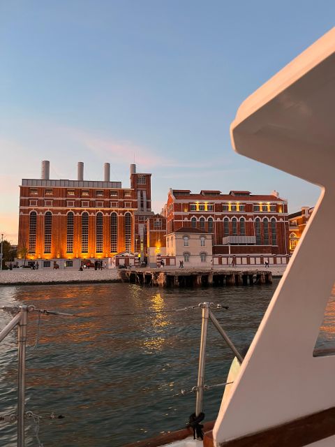 Lisbon: 2H Sunset Boat Cruise Tour with Drinks - Price and value: what $47 really covers on this 2-hour cruise