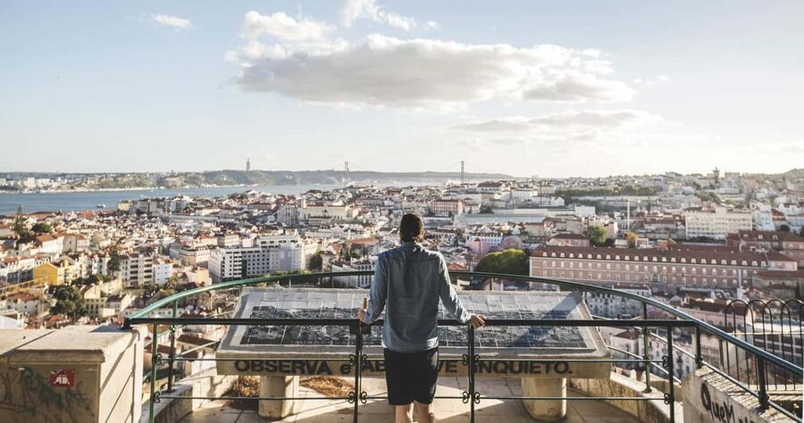 Lisbon: 3-hour tour in German to all viewpoints with a local guide - Graça viewpoint: castle views with a calmer mood