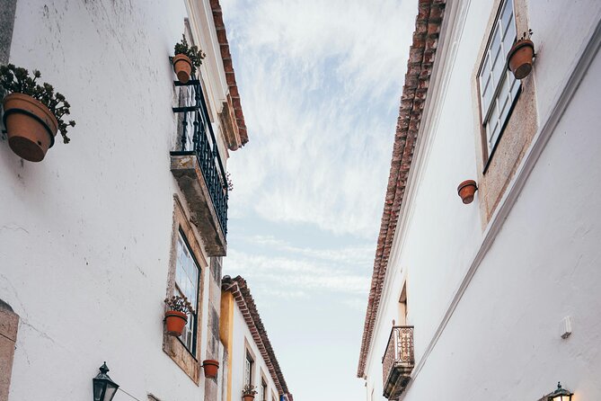 Lisbon: 8h Tour to Nazaré, Óbidos & Alcobaça (Church Incl.) - How the tour day starts in Lisbon (and why the timing helps)