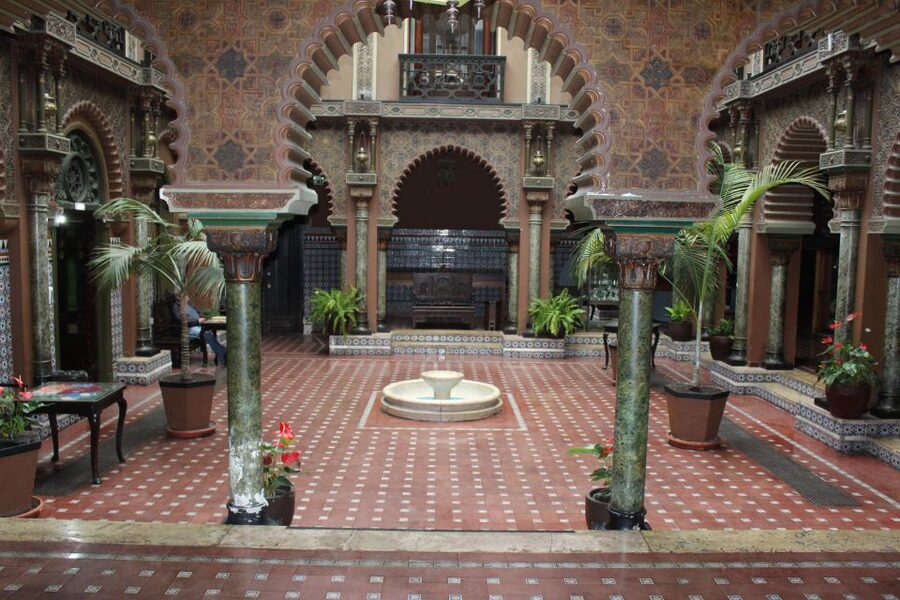Lisbon: African History and Heritage Walking Tour - Starting at A Padaria Portuguesa: getting your bearings fast
