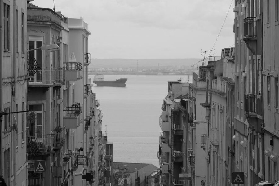 Lisbon: Alfama and São Jorge Castle Quarters Walking Tour - Lisbon Cathedral (Sé): A 12th-Century Core with Later Changes