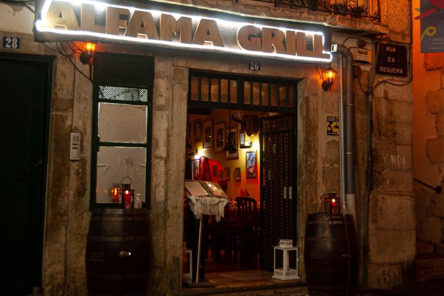 Lisbon: Alfama Tour and Live Fado with Traditional Dinner - The guide makes the difference: what to look for