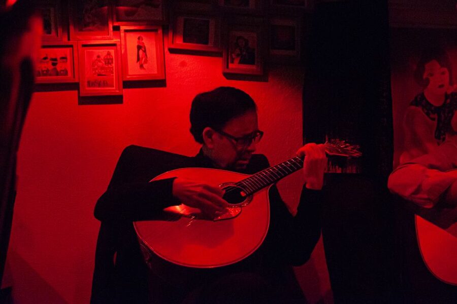 Lisbon: Alfama Tour and Live Fado with Traditional Dinner - Mouraria cobblestones: the prelude walk before dinner