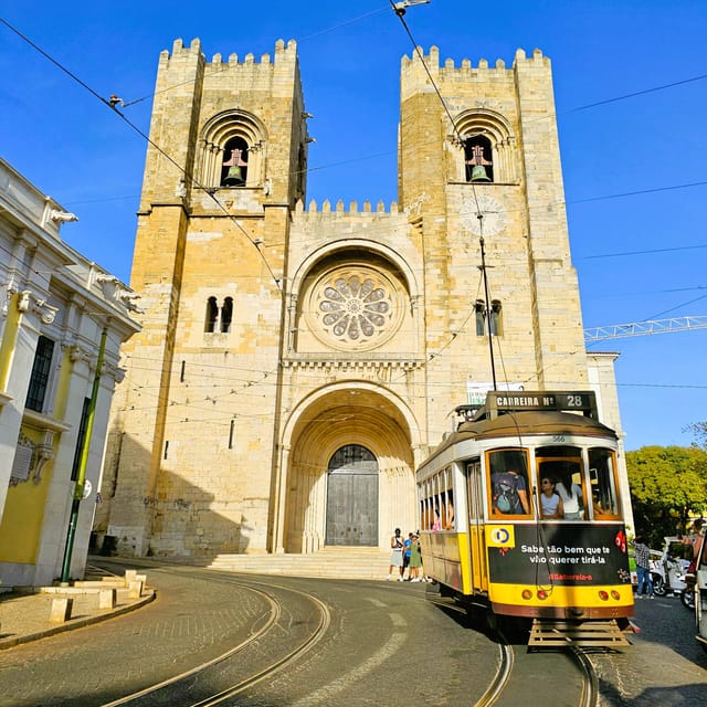 Lisbon: Alfama tour by tuktuk private, up to 90 min - From the Pink Street pass-by to Commerce Square: classic Lisbon in motion