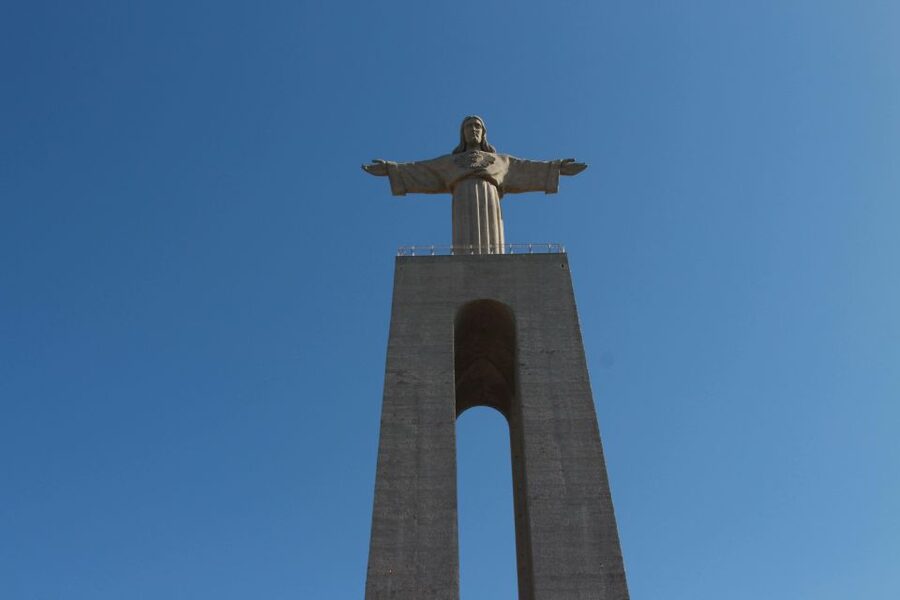 Lisbon: Arrábida and Sesimbra Day Trip with Wine - Christ the King and the Return Over 25 de Abril Bridge