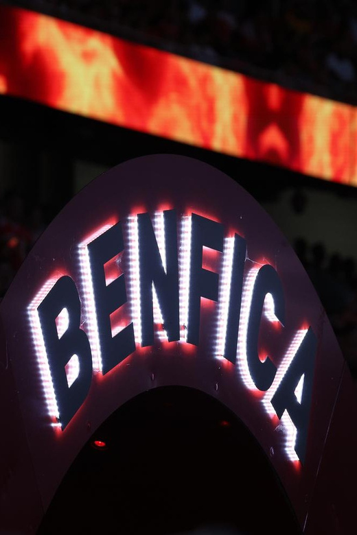 Lisbon: Benfica Luz Stadium Tour with Souvenir Scarf - Visitor changing room and the tunnel: the behind-the-scenes payoff