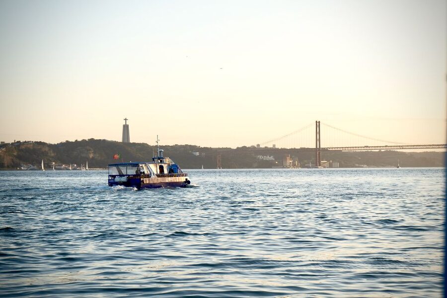 Lisbon: Boat Cruise with Live Fado Performance and a Drink - The live fado show: singers, guitar, and a close-up mood