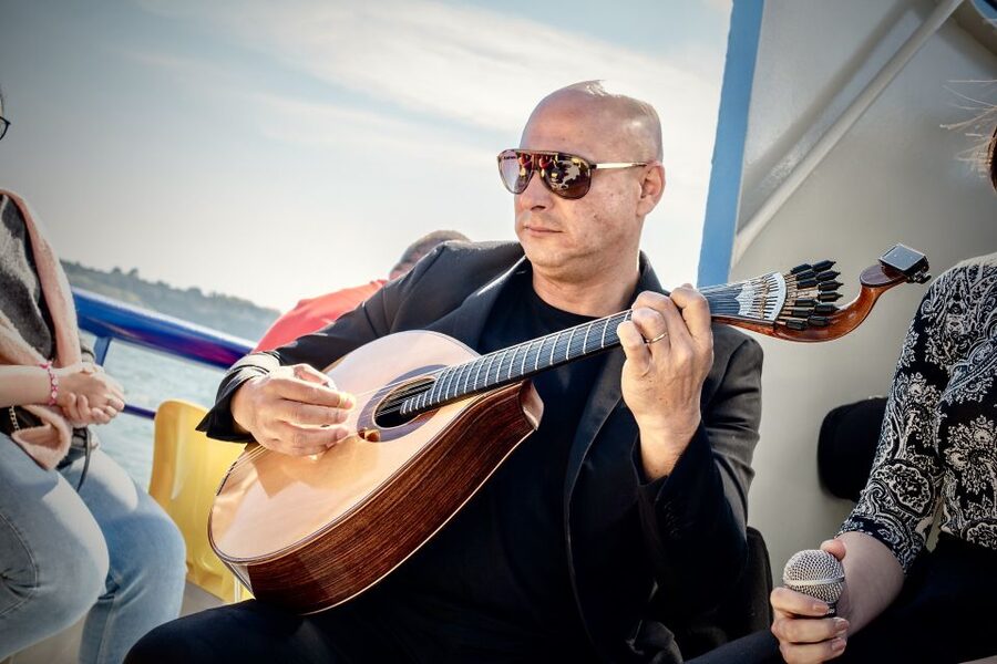 Lisbon: Boat Cruise with Live Fado Performance and a Drink - Getting to the pier at Ribeira das Naus (and starting fast)