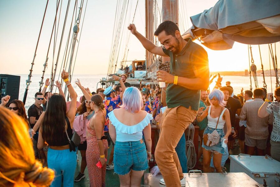 Lisbon Boat Party - Live DJ & Afterparty with VIP Club entry - Cais do Sodré: the energy rises for the night ahead
