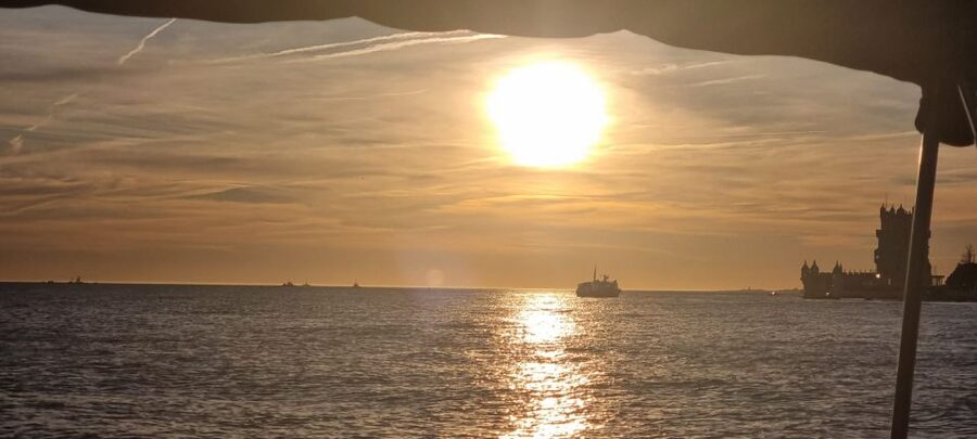 Lisbon: Boat Tour with Champagne - 2 hours on the water: champagne timing and comfort