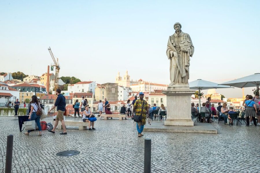 Lisbon by Tuk Tuk Guided Tour: City of Neighborhoods - Passing Sé de Lisboa and Castelo de S. Jorge: Fortifications and Faith