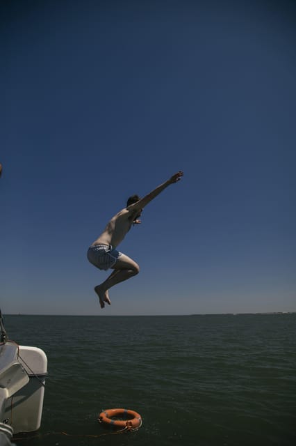 Lisbon: Catamaran Boat Party with Music, Open Bar & Dives - Weather and schedule reality: what can change