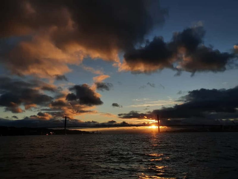 Lisbon: Catamaran Cruise with Drinks & Pastel de Nata - The Route: Commerce Square to Almada for Cross-River Views