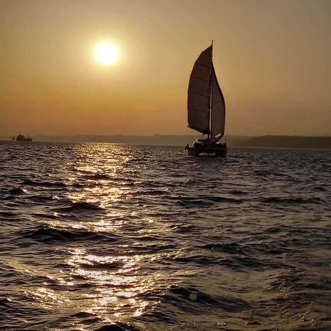 Lisbon: Catamaran Cruise with Drinks & Pastel de Nata - The Discoveries Monument and the Explorer-Era Feeling