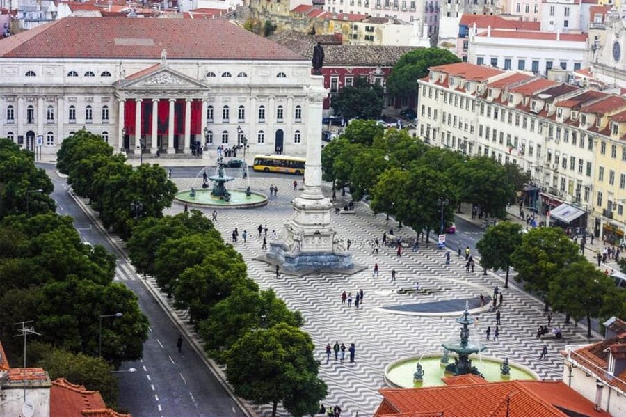 Lisbon City Half Day Private Guided Tour: Iconic Attractions - Lisbon Cathedral (Sé): the old heart of town and the Alfama feel