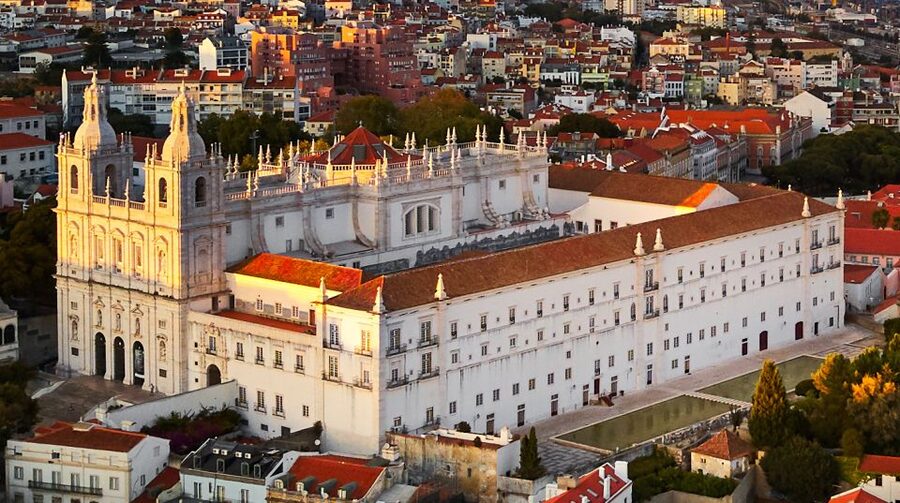 Lisbon: City Highlights Tour by Tuk Tuk - Viewpoints on the hills: how the tour makes photos actually easy