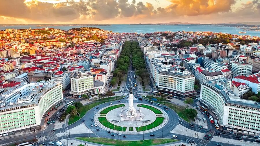 Lisbon: City Sightseeing Tour - Lisbon Cathedral and the Sé Area: Fortress Facade, Real Age