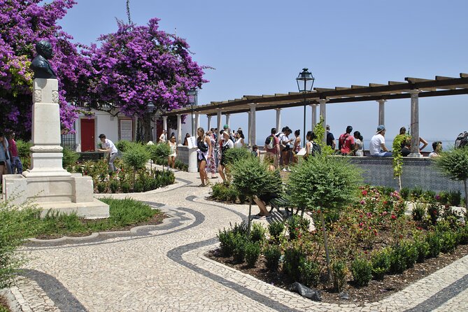 Lisbon city tour on history, culture and current topics - Bairro Alto: daytime calm, evening plans