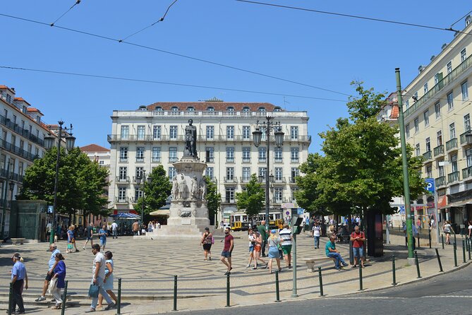 Lisbon city tour on history, culture and current topics - Miradouro Sao Pedro de Alcântara: the view break that resets your pace